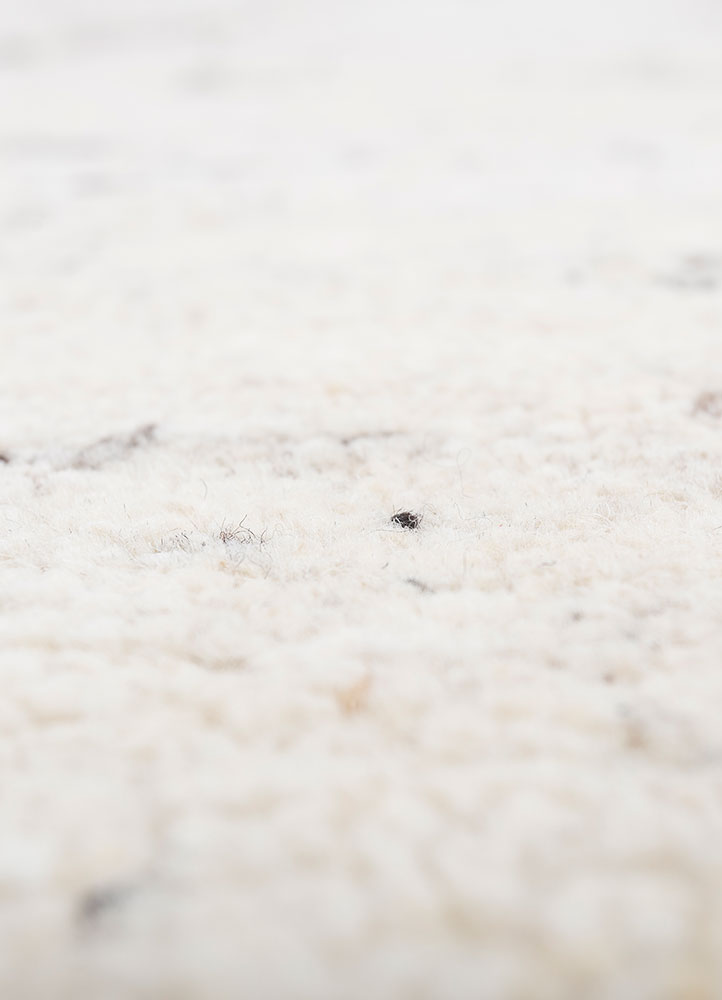 zuri ivory wool hand knotted Rug - CloseUp