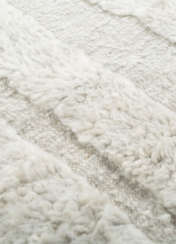 manifest green wool hand knotted Rug - CloseUp