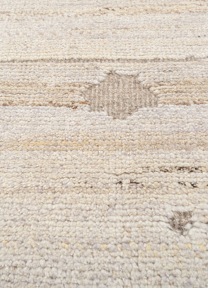 manifest ivory wool hand knotted Rug - CloseUp