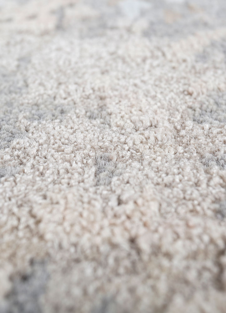 uvenuti grey and black wool hand knotted Rug - CloseUp