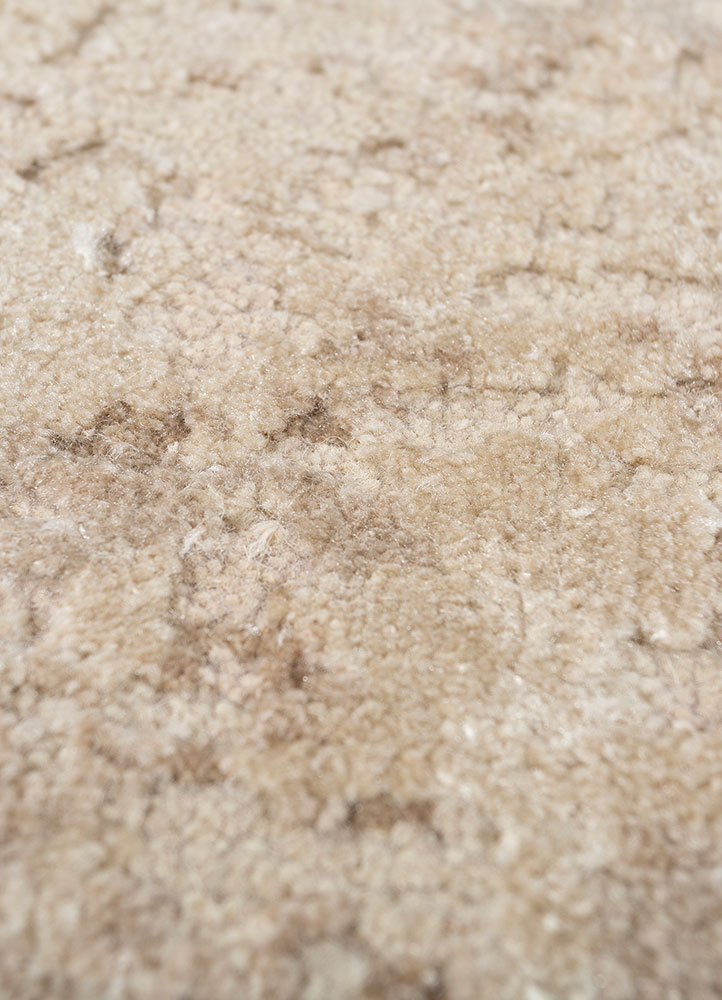uvenuti ivory wool hand knotted Rug - CloseUp