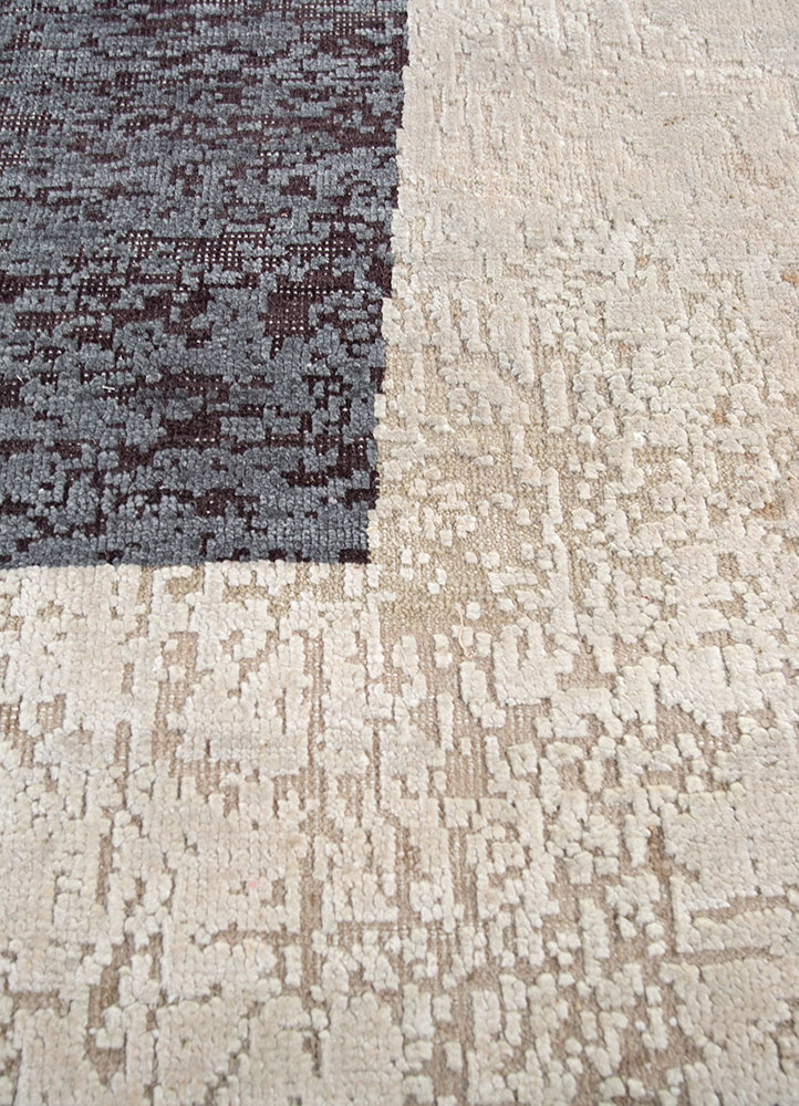 aprezo ivory wool and silk hand knotted Rug - CloseUp