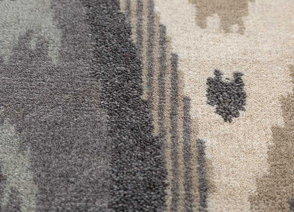 savana grey and black wool and viscose hand knotted Rug - CloseUp