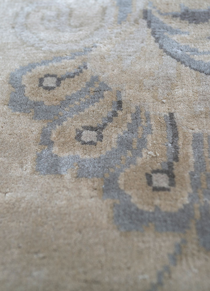 gulmarg ivory silk hand knotted Rug - CloseUp