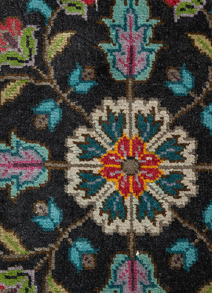 gulmarg grey and black wool hand knotted Rug - CloseUp
