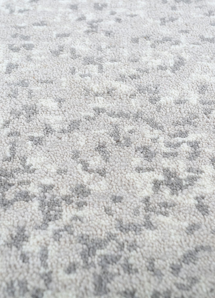 uvenuti ivory wool hand knotted Rug - CloseUp