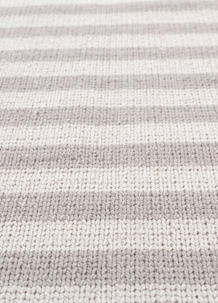 saga grey and black wool hand loom Rug - CloseUp