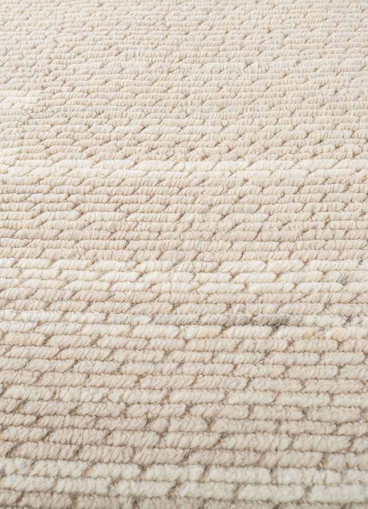 saga gold wool hand loom Rug - CloseUp