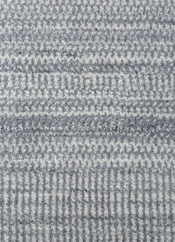 saga grey and black wool hand loom Rug - CloseUp