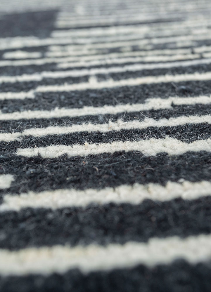 zuri grey and black wool hand knotted Rug - CloseUp