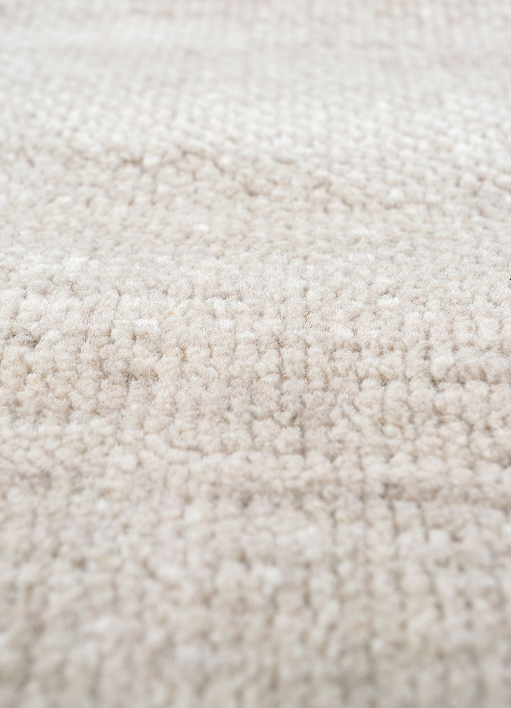 manifest ivory wool hand knotted Rug - CloseUp