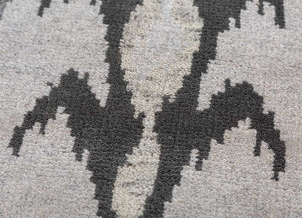 savana grey and black wool hand knotted Rug - CloseUp