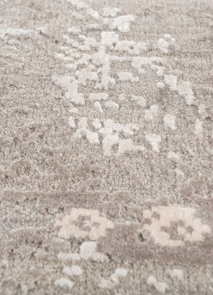 uvenuti grey and black wool and bamboo silk hand knotted Rug - CloseUp