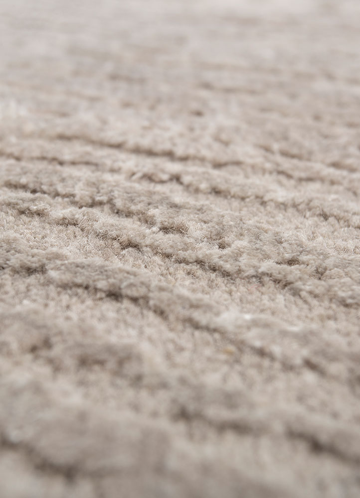 uvenuti grey and black wool and bamboo silk hand knotted Rug - CloseUp