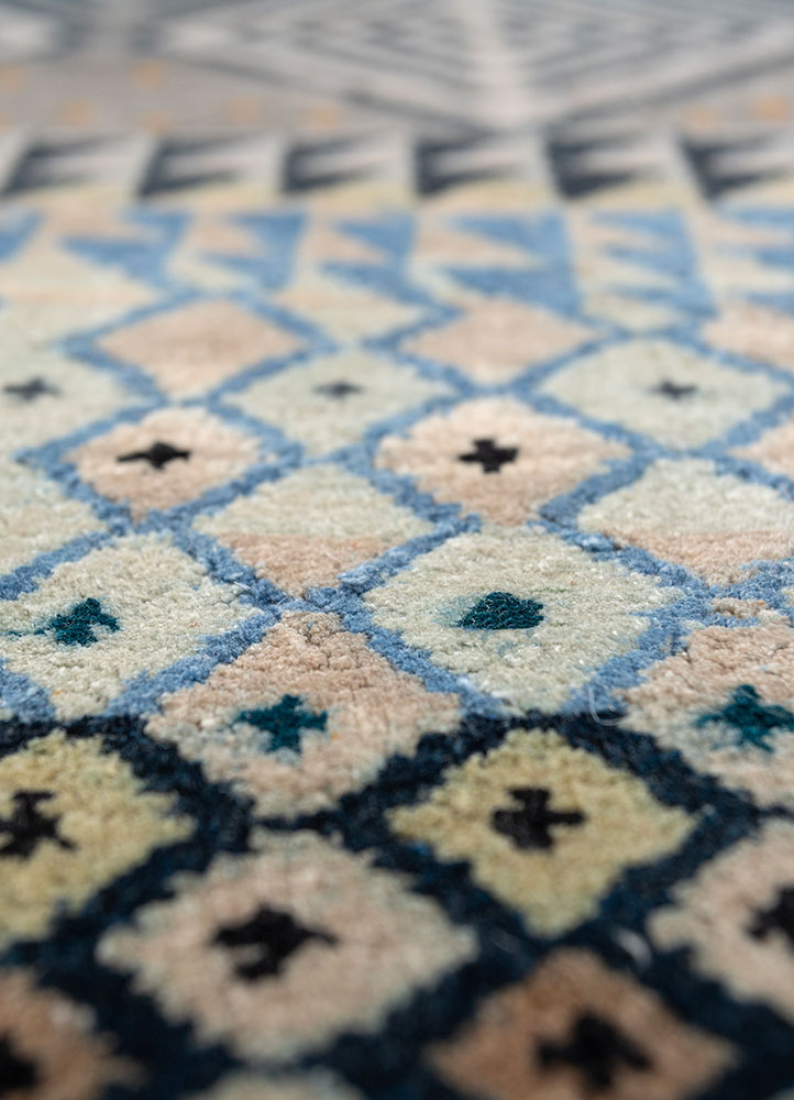 manchaha ivory silk hand knotted Rug - CloseUp