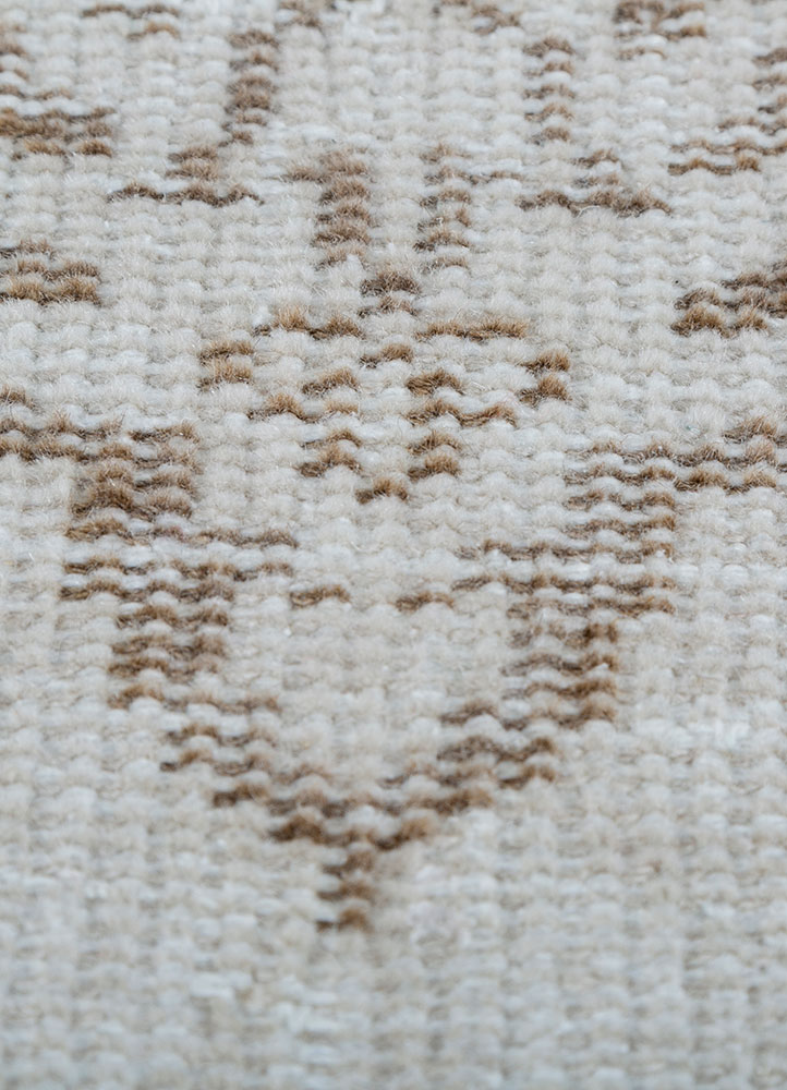 vintage ivory wool hand knotted Rug - CloseUp