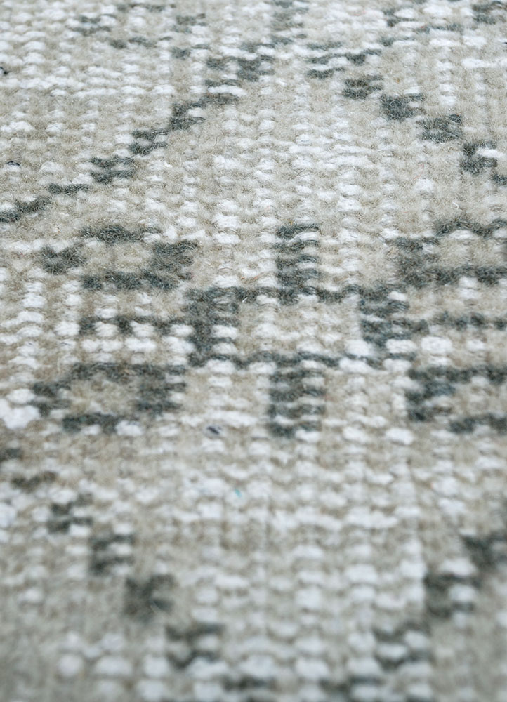 vintage ivory wool hand knotted Rug - CloseUp