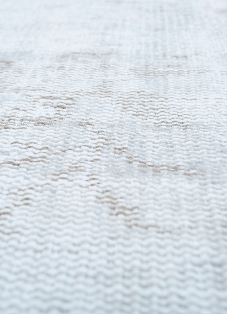 vintage ivory wool hand knotted Rug - CloseUp