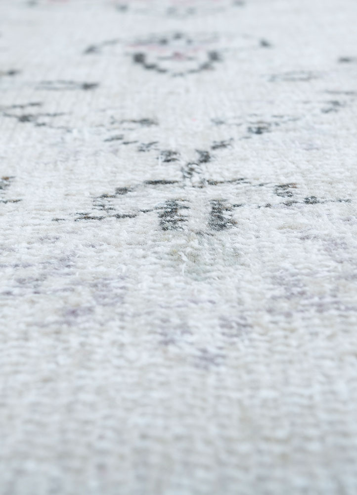 vintage ivory wool hand knotted Rug - CloseUp