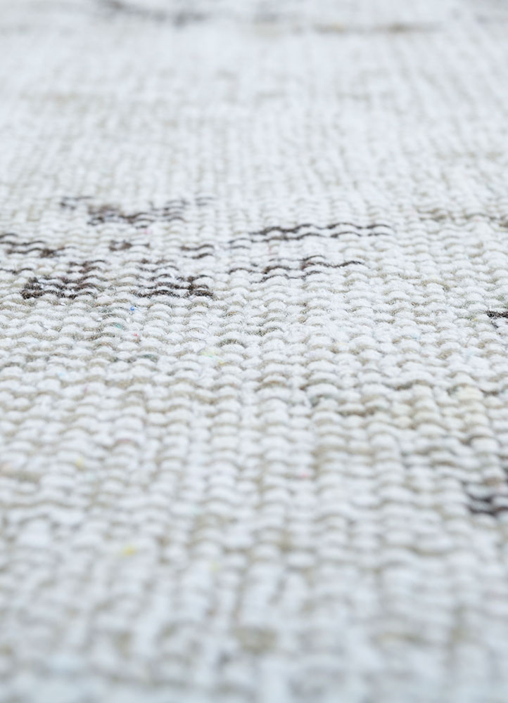 vintage ivory wool hand knotted Rug - CloseUp