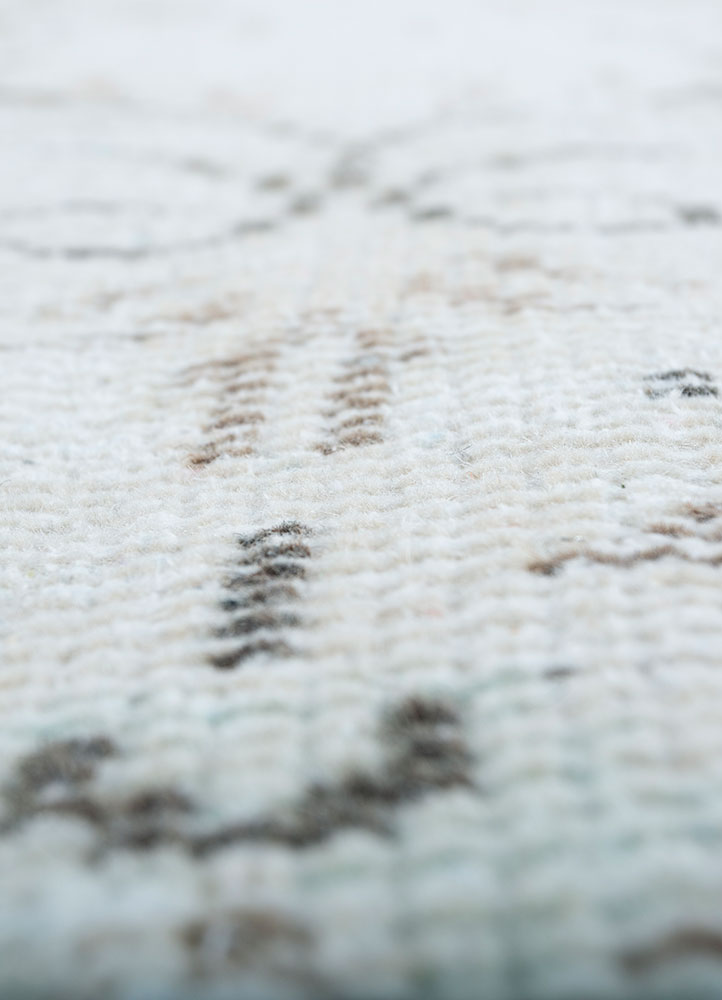 vintage ivory wool hand knotted Rug - CloseUp