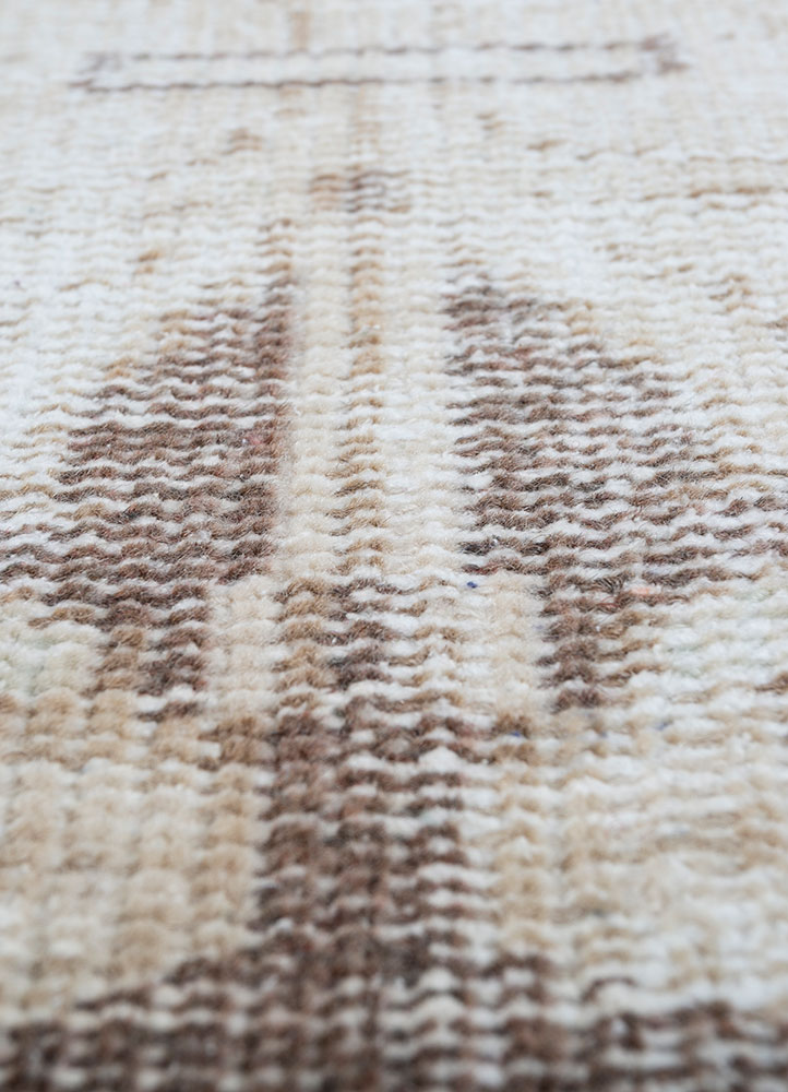 vintage beige and brown wool hand knotted Rug - CloseUp