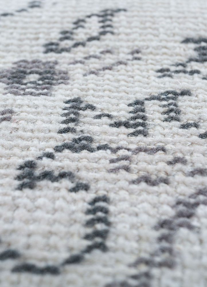 vintage ivory wool hand knotted Rug - CloseUp