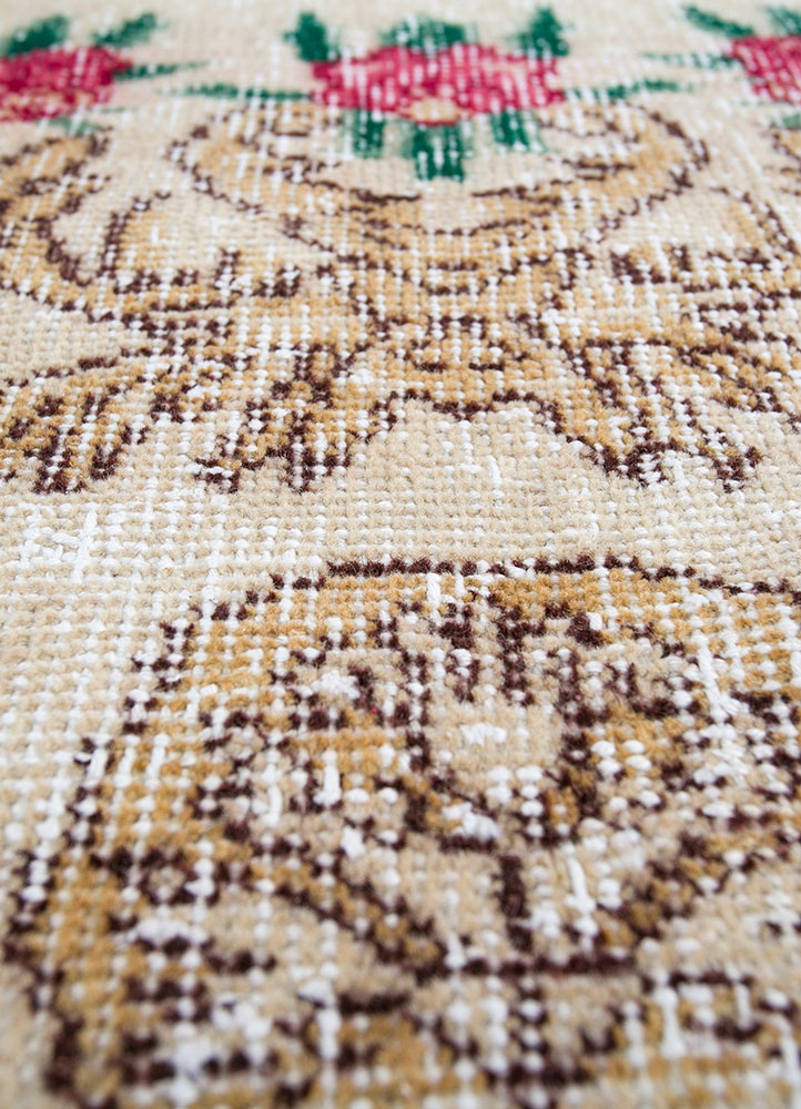 vintage beige and brown wool hand knotted Rug - CloseUp