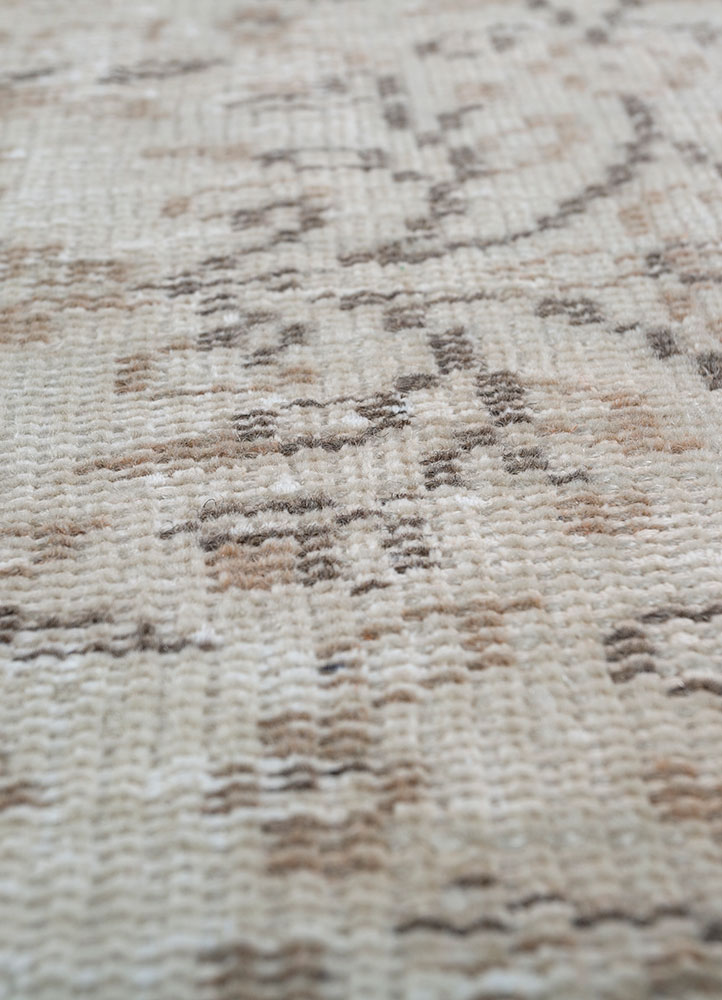 vintage beige and brown wool hand knotted Rug - CloseUp