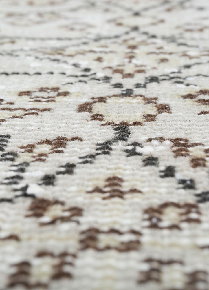 vintage beige and brown wool hand knotted Rug - CloseUp