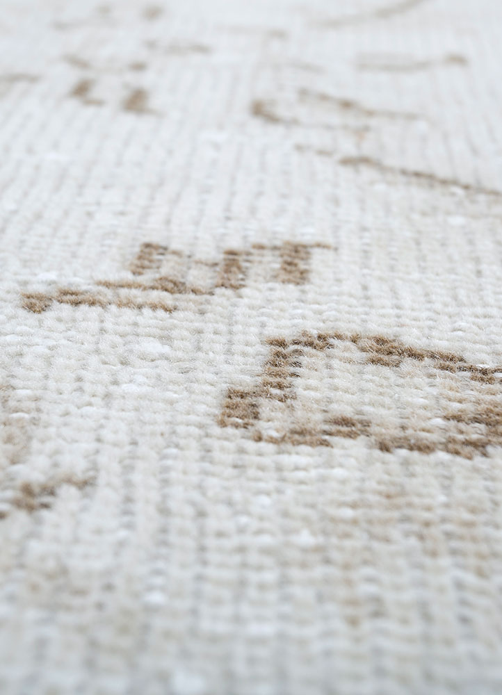 vintage ivory wool hand knotted Rug - CloseUp
