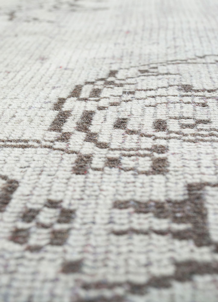 vintage beige and brown wool hand knotted Rug - CloseUp