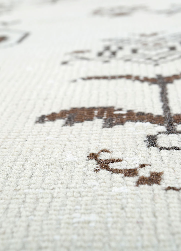 vintage beige and brown wool hand knotted Rug - CloseUp