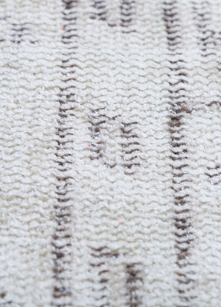 vintage ivory wool hand knotted Rug - CloseUp