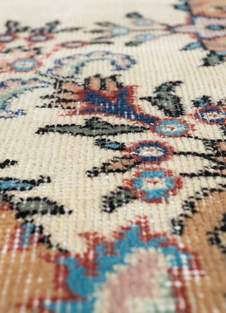 vintage ivory wool hand knotted Rug - CloseUp
