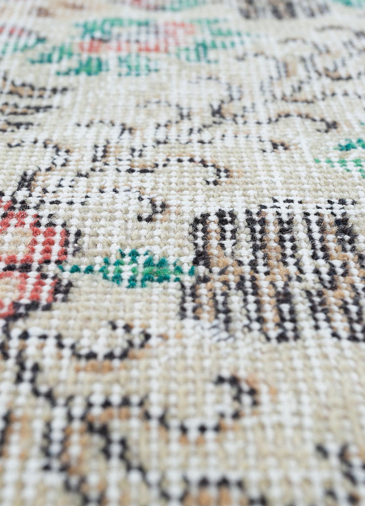 vintage ivory wool hand knotted Rug - CloseUp