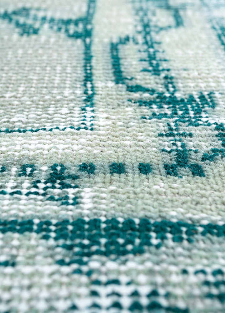 vintage green wool hand knotted Rug - CloseUp
