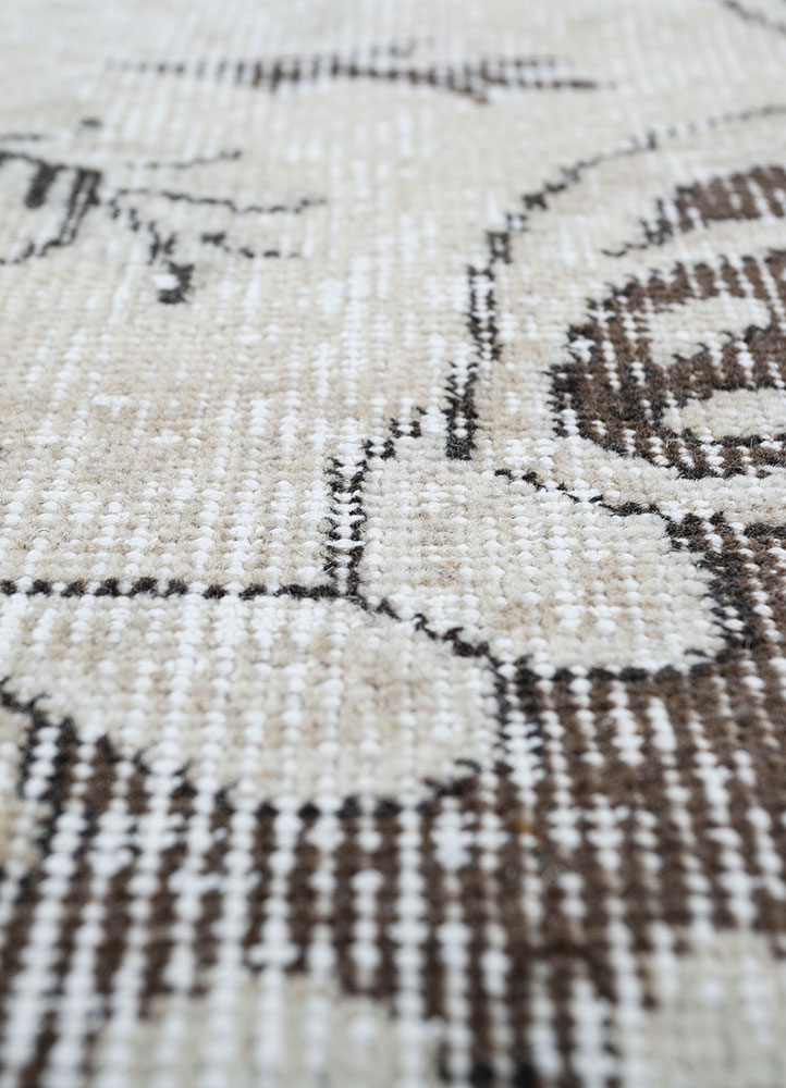 vintage beige and brown wool hand knotted Rug - CloseUp