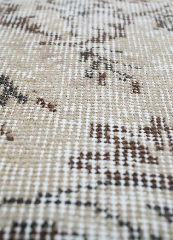 vintage beige and brown wool hand knotted Rug - CloseUp
