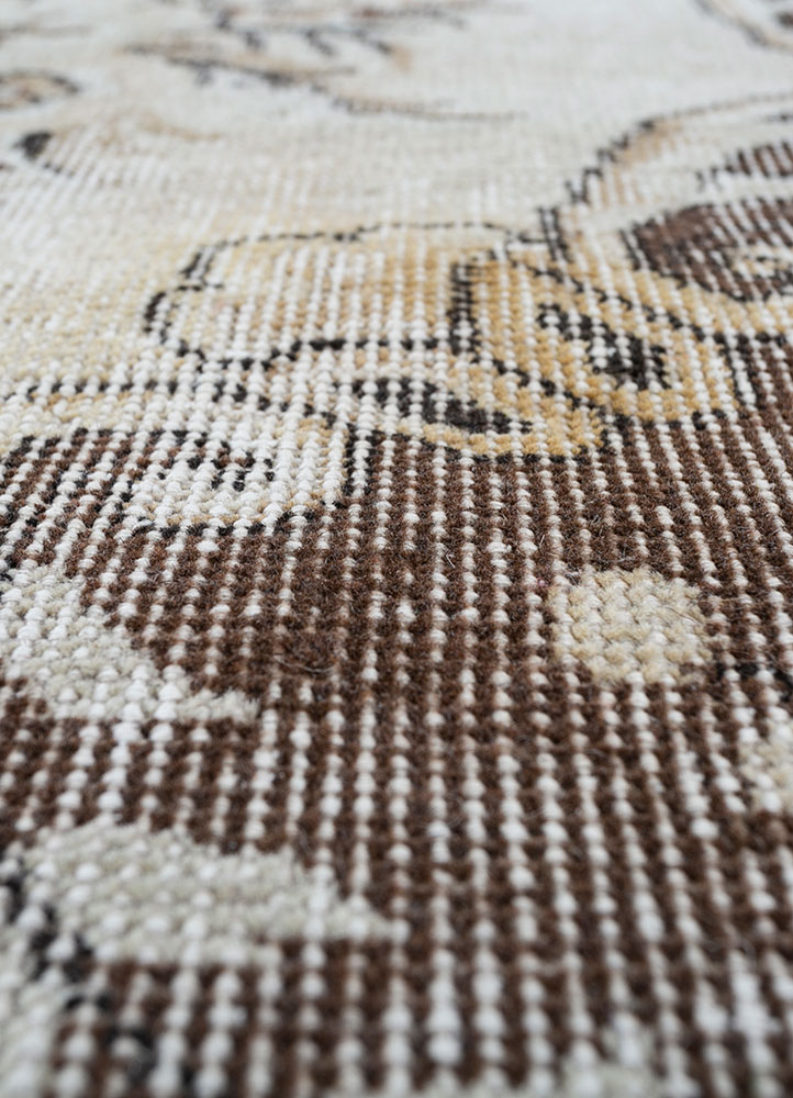 vintage beige and brown wool hand knotted Rug - CloseUp