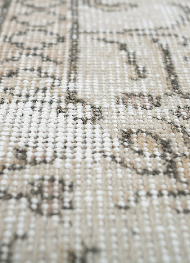 vintage beige and brown wool hand knotted Rug - CloseUp