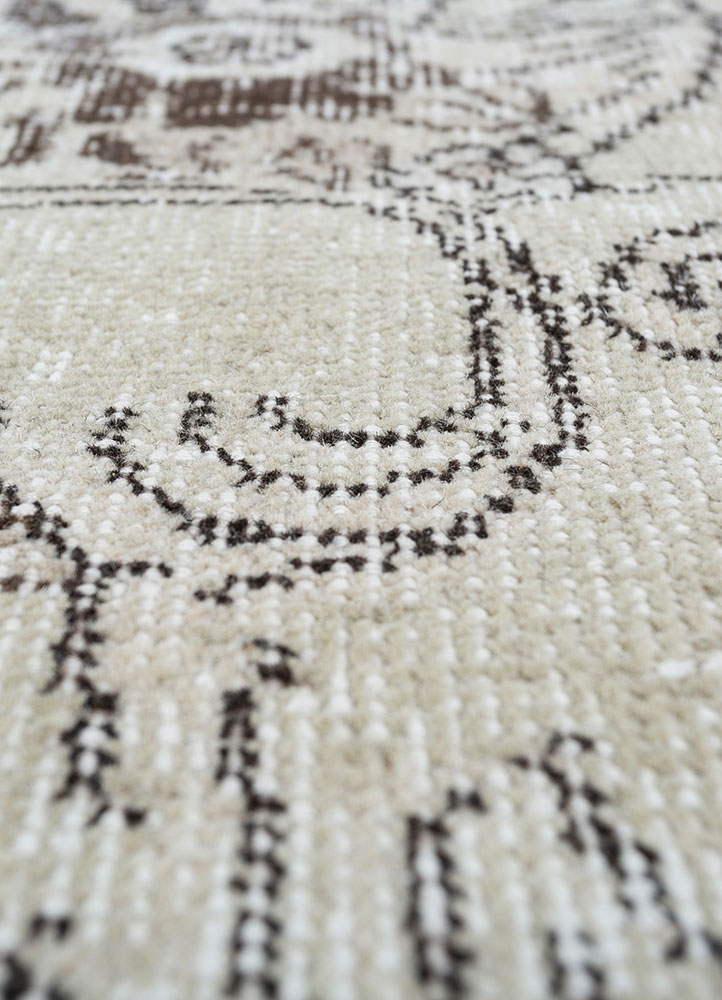 vintage beige and brown wool hand knotted Rug - CloseUp