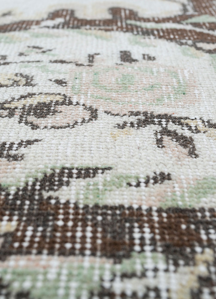 vintage beige and brown wool hand knotted Rug - CloseUp