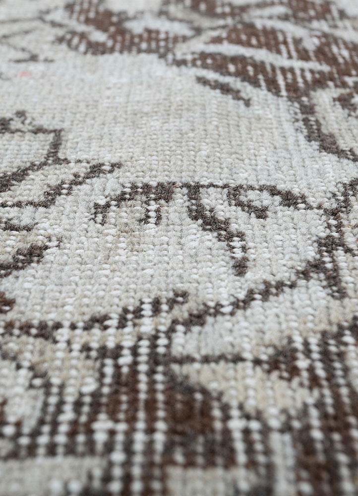 vintage beige and brown wool hand knotted Rug - CloseUp