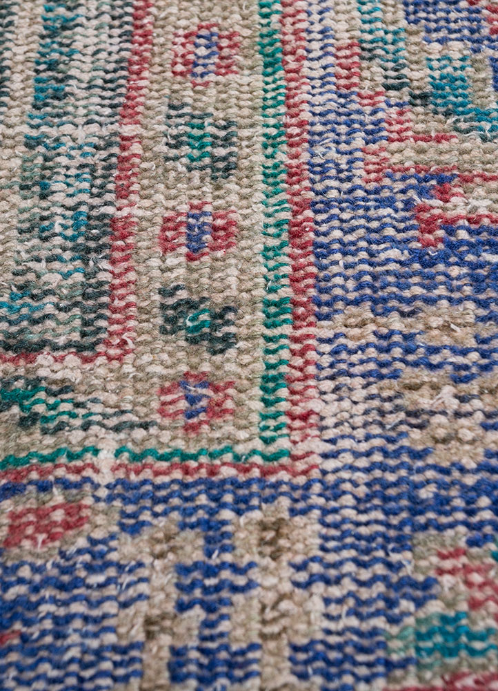 vintage pink and purple wool hand knotted Rug - CloseUp