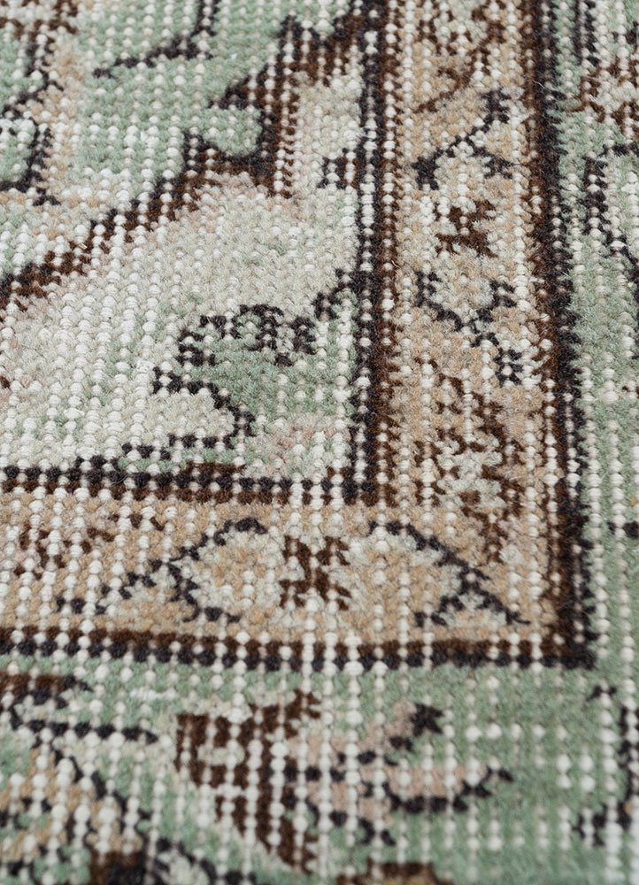 vintage beige and brown wool hand knotted Rug - CloseUp