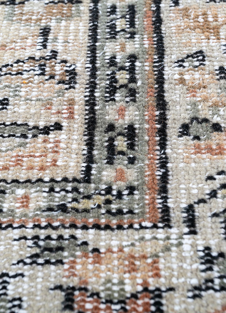 vintage gold wool hand knotted Rug - CloseUp