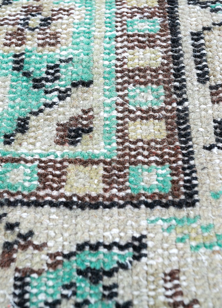 vintage green wool hand knotted Rug - CloseUp