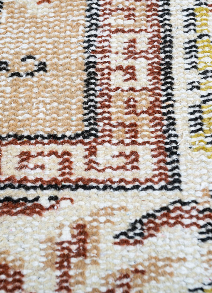 vintage beige and brown wool hand knotted Rug - CloseUp