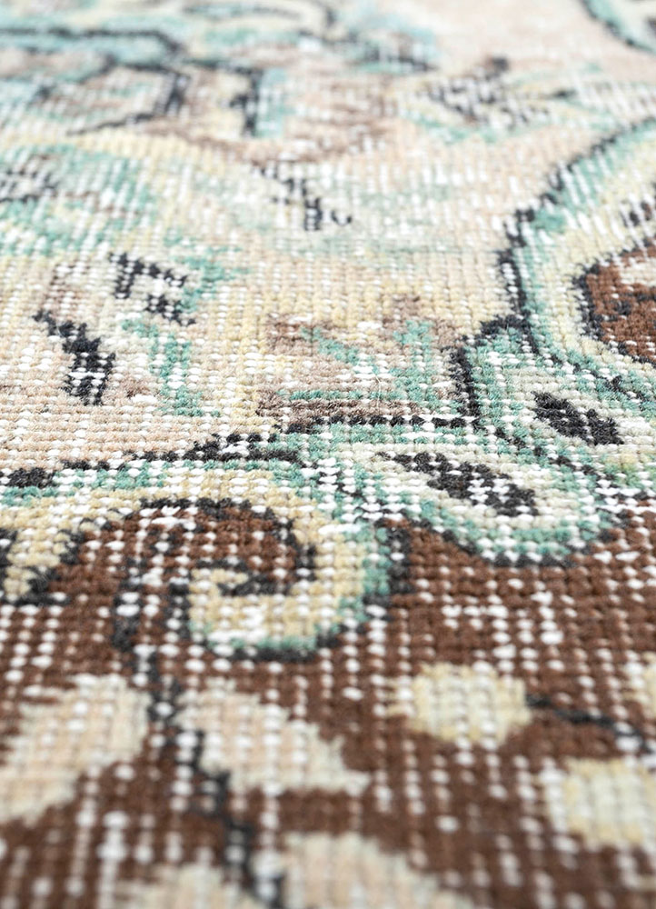 vintage beige and brown wool hand knotted Rug - CloseUp